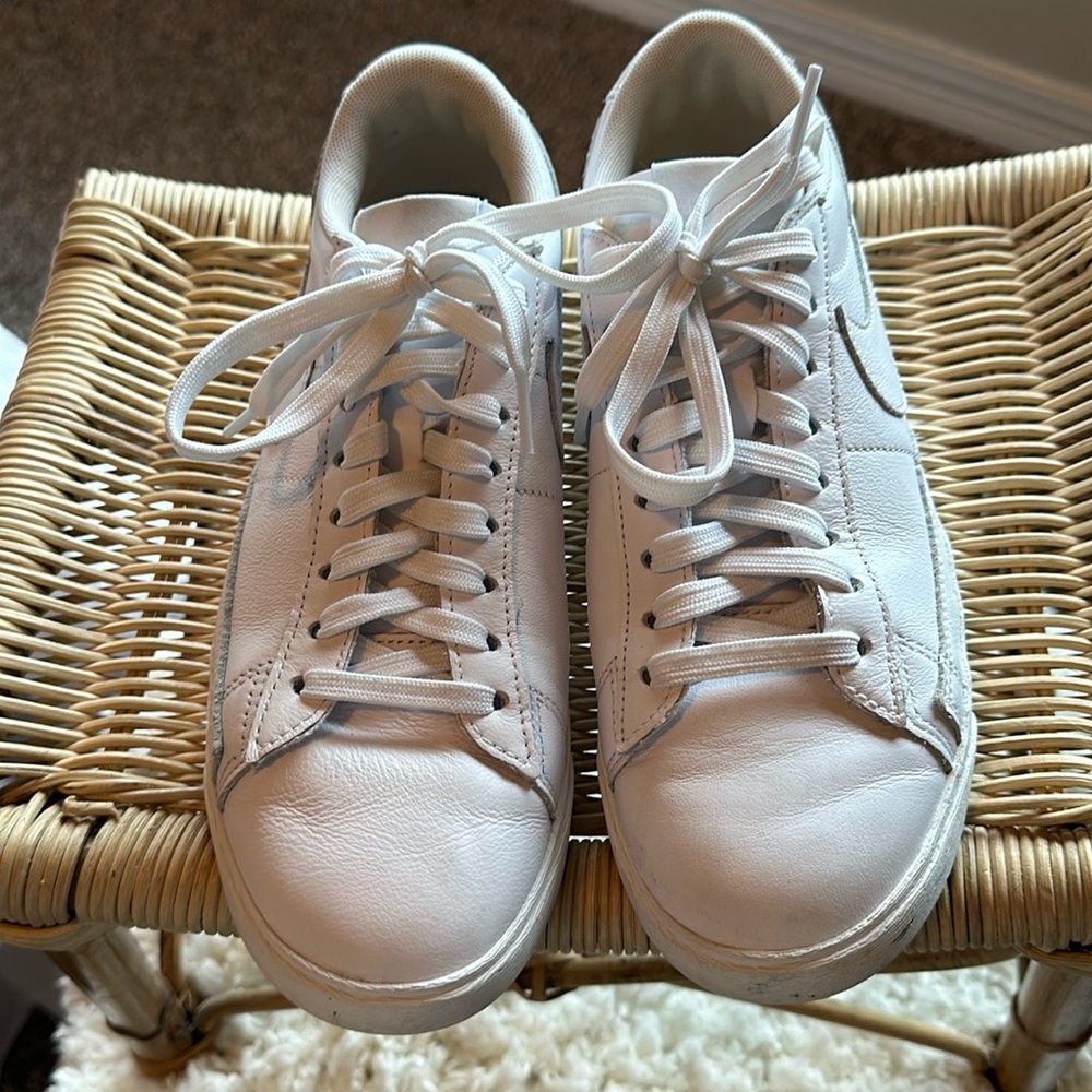 Women Nike Court Royale-size 8